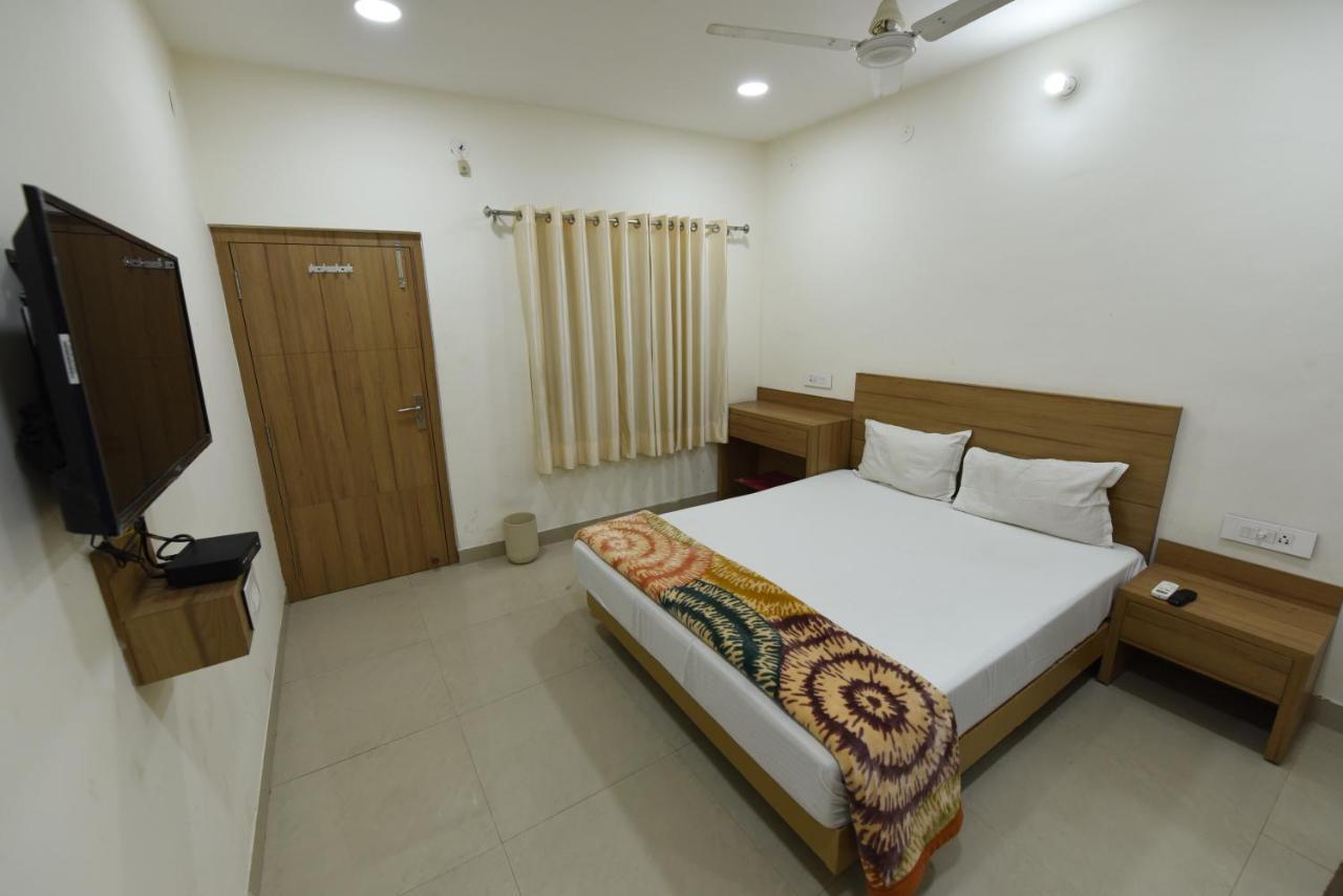 Hotel Mayur Gorakhpur Kültér fotó