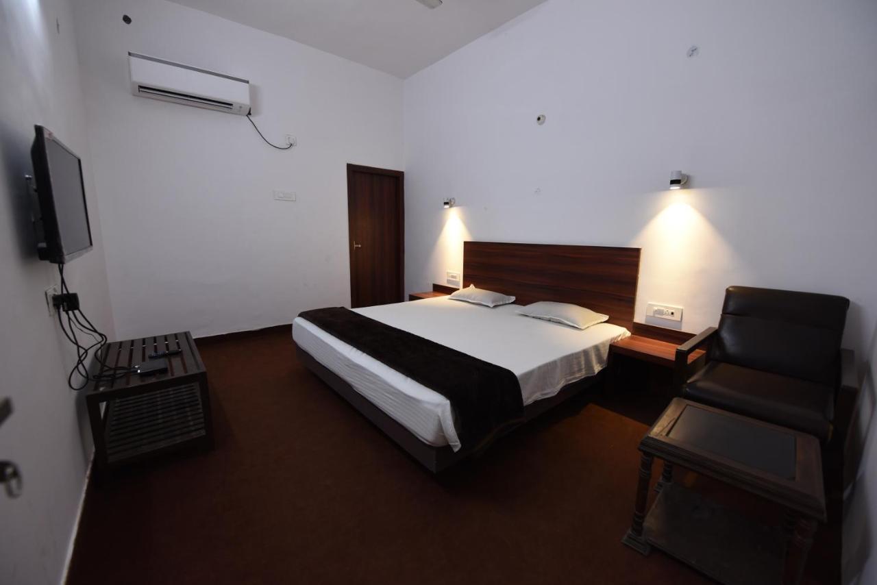 Hotel Mayur Gorakhpur Kültér fotó